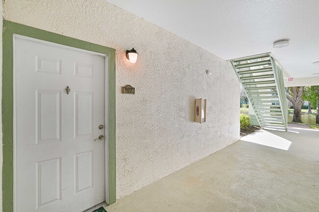 Building Photo - AVAILABLE January 2026 - 1/1 Condo - Acros...