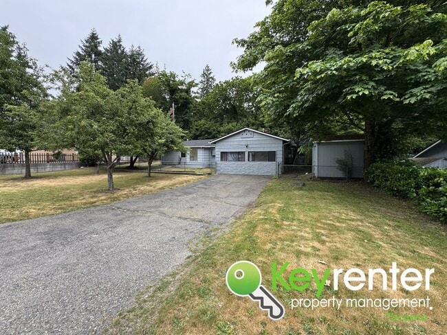 Building Photo - Fully Renovated 4-Bedroom Home with in Lak...