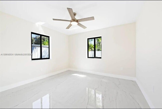 Building Photo - 721 SW 5th Ct