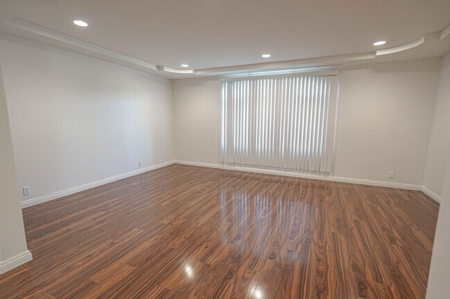 Building Photo - COMING SOON! Spacious Single-Story 3-Bedro...