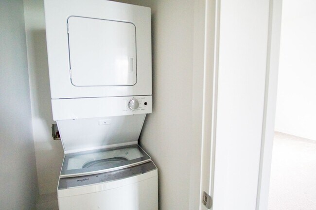 Building Photo - Rare 3 Bed, 2 Bath Townhouse Ready Late Se...