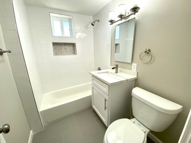 Building Photo - 4 Bedroom Offers Country Living In The Heart Of Lincoln!