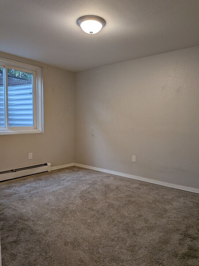 Building Photo - 3 Bedroom 1 Bathroom Apartment in Golden!
