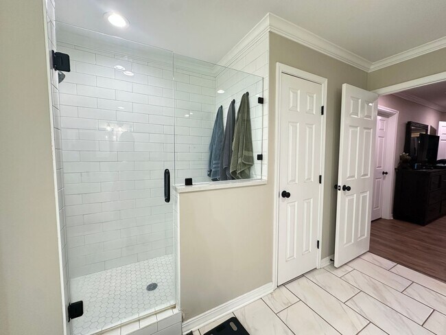 Building Photo - BEAUTIFUL CUSTOM HOME