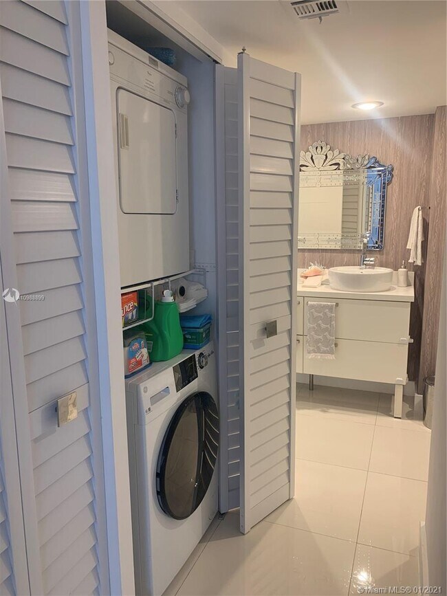 Building Photo - 2333 Brickell Ave