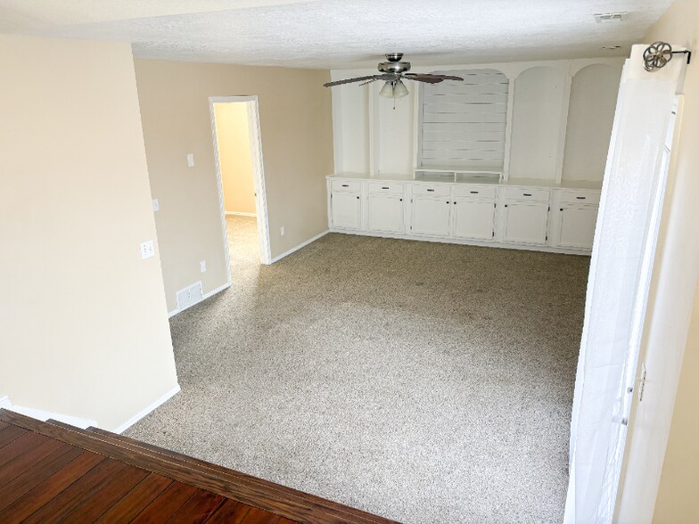 Building Photo - 1075 E Pheasant View Dr