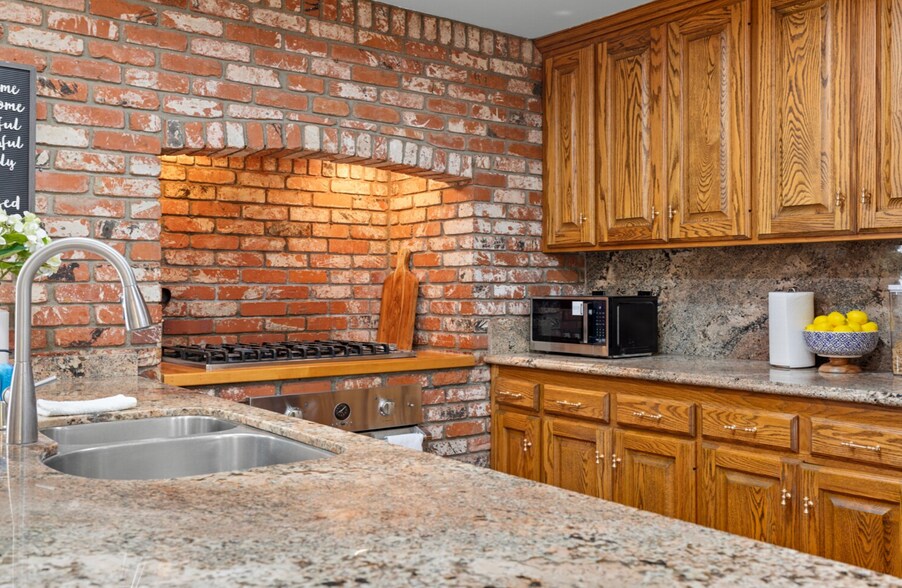 Building Photo - 16842 Harkness Cir