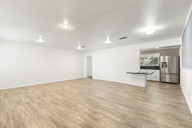 Building Photo - 1418 E Cres Dr