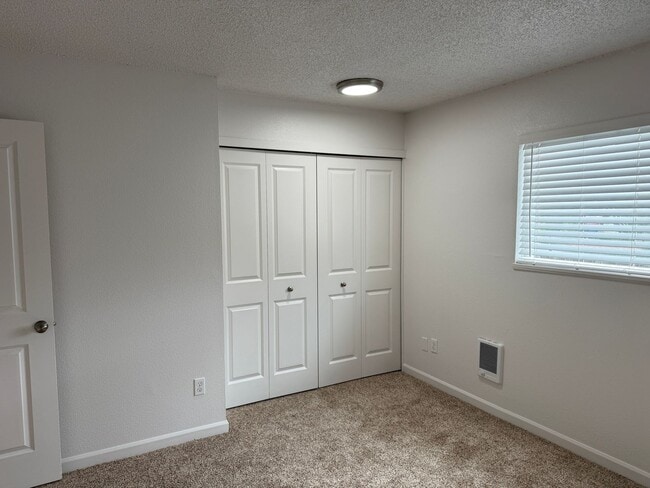 Building Photo - Better than Cool 2 bedroom in Creston-Kenilworth