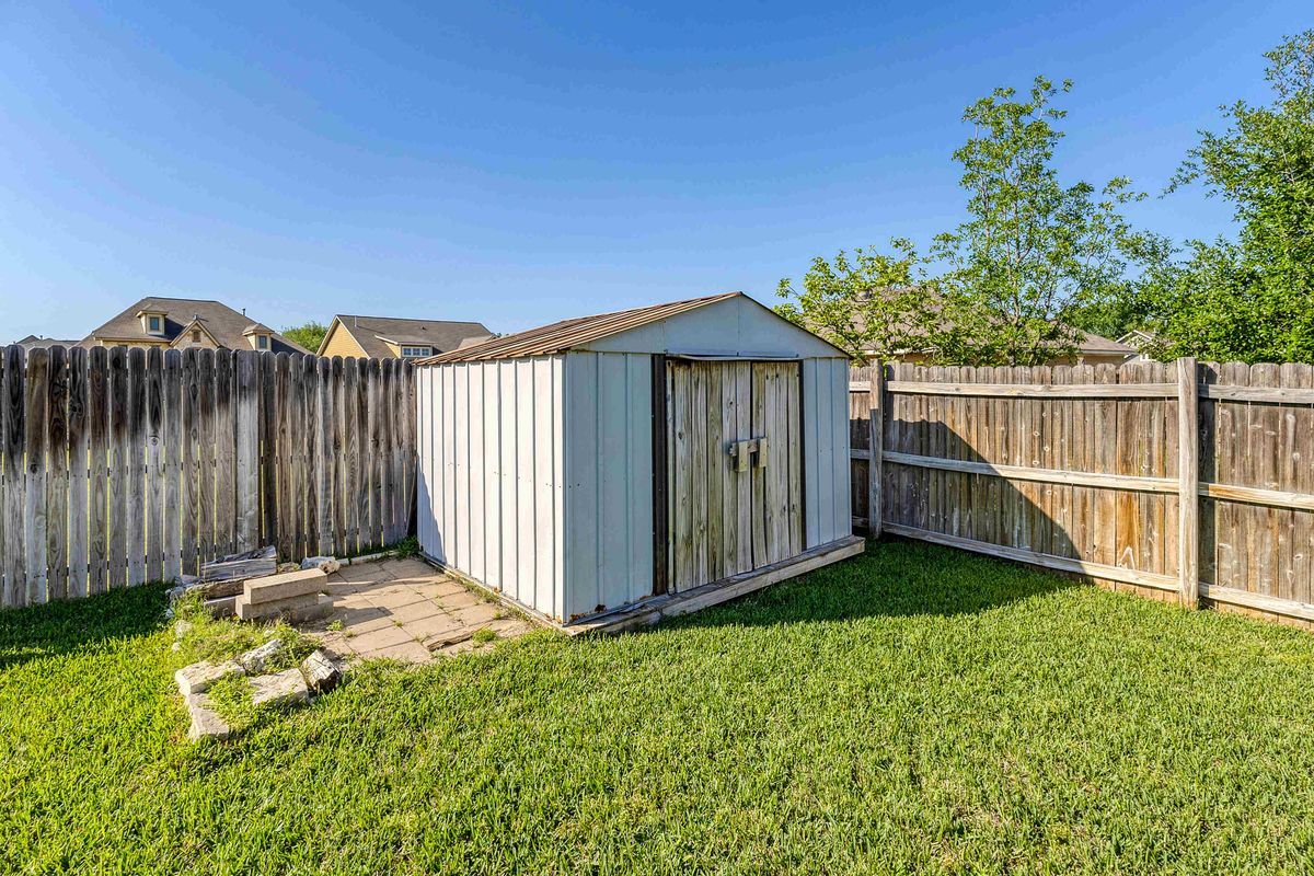 Building Photo - 203 Simi Dr