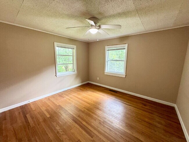 Building Photo - 3 bedroom, 1.5 bathroom single family home