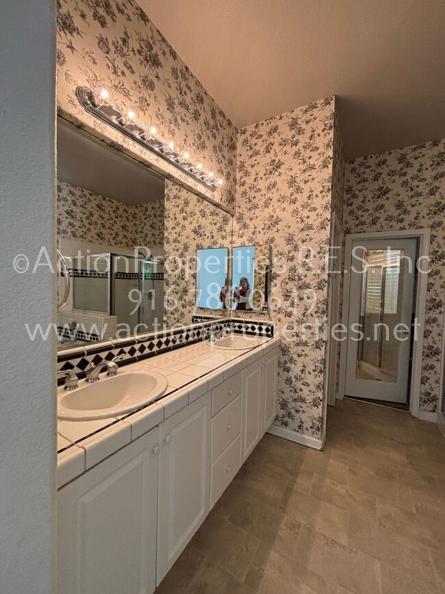 Building Photo - Single Story, Possible In-law or Great Hom...