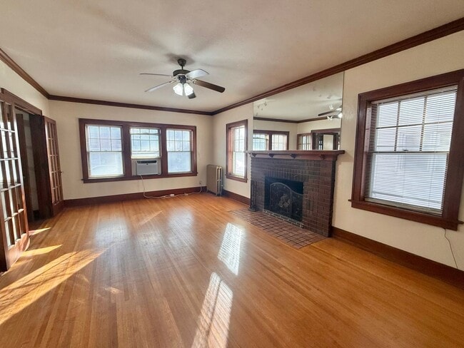 Building Photo - Massive 4 Bedroom, 2 Bath Brick Home