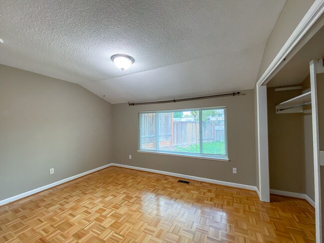 Building Photo - RARE!! Ranch Style 3Bed 1.5Bath home in Be...