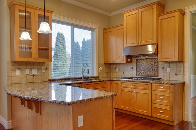 Building Photo - Custom Kent Easthill 2 Story
