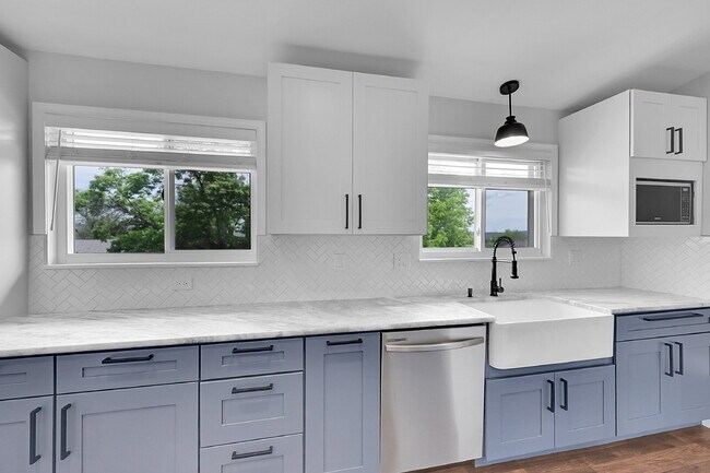 Building Photo - $2,700.00 - 4 Beds, 2 Baths, Single Family...