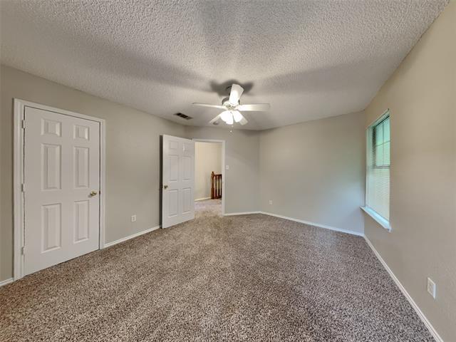 Building Photo - 104 NE Timber Ridge Dr