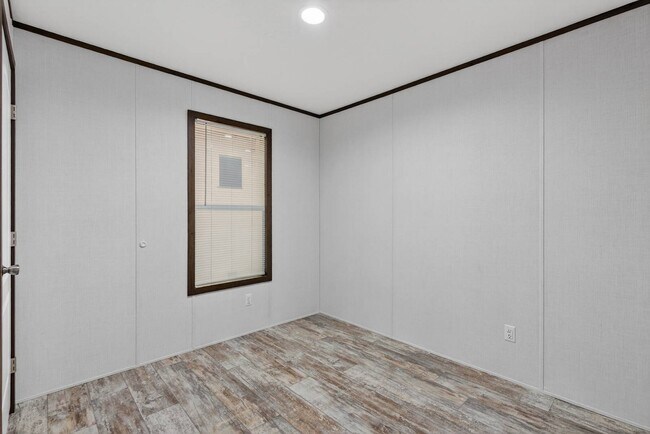 Building Photo - 300 Glenwood Dr