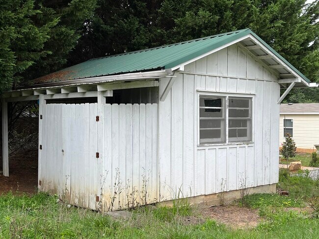 Building Photo - 328 East King Street-Home with loads of space