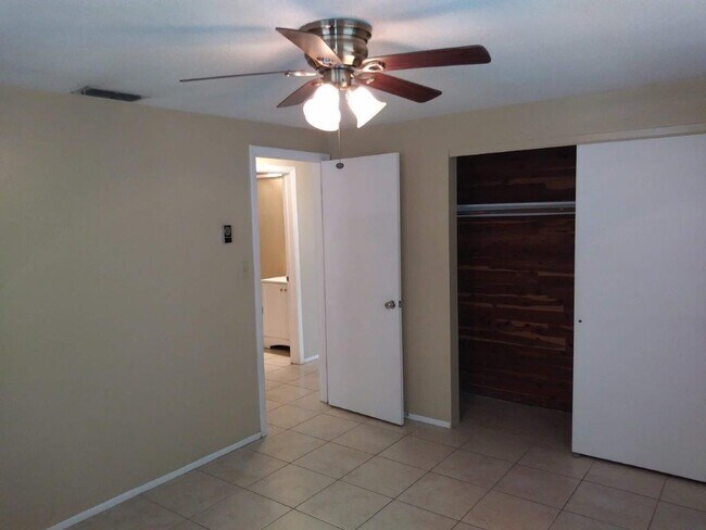Building Photo - Beautiful 2/1/1 1034 Sq. Ft. with open flo...