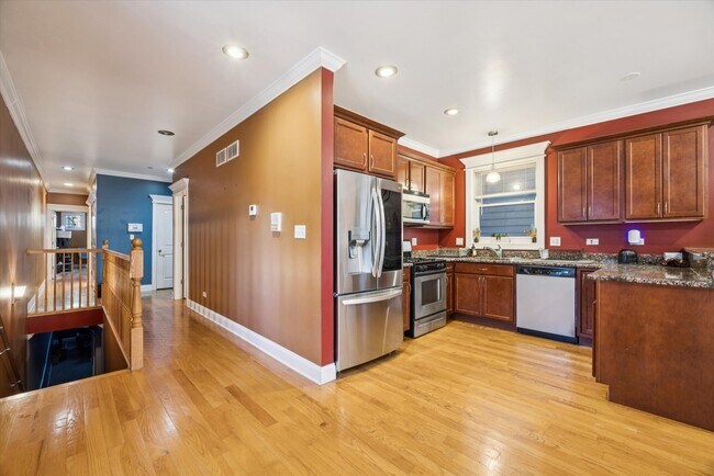 Building Photo - 641 E 50th St