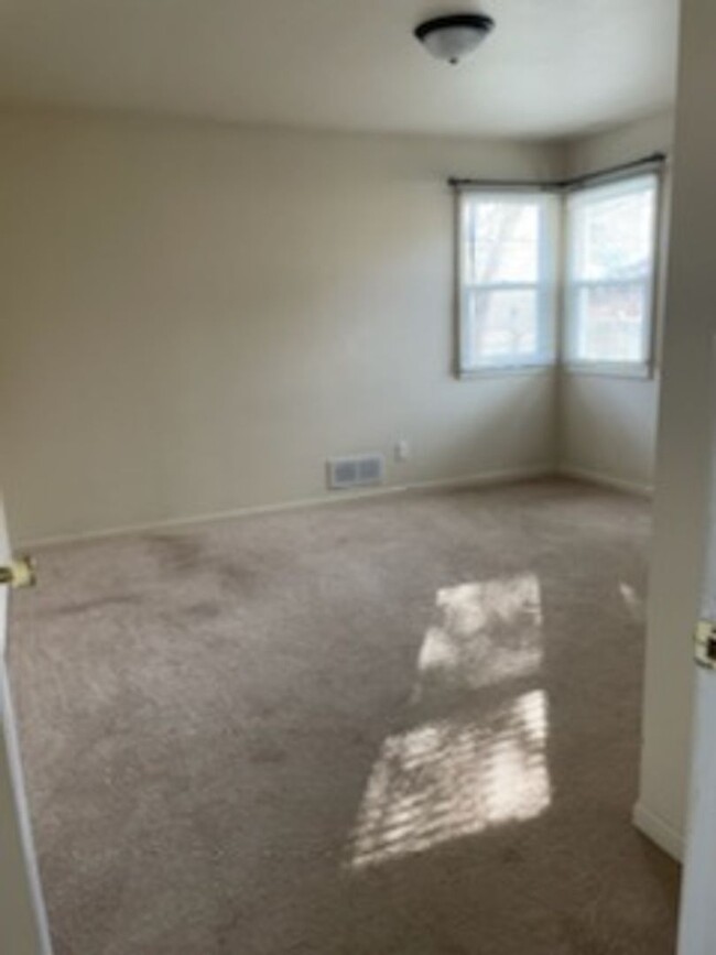 Building Photo - 2 Bedroom Duplex!