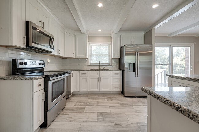 Building Photo - 114 Cottonwood Dr