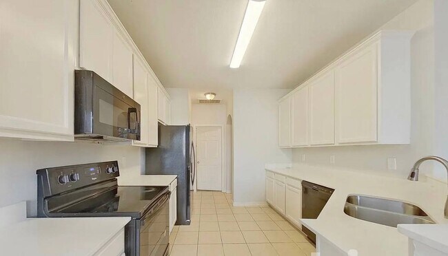 Building Photo - MOVE IN READY