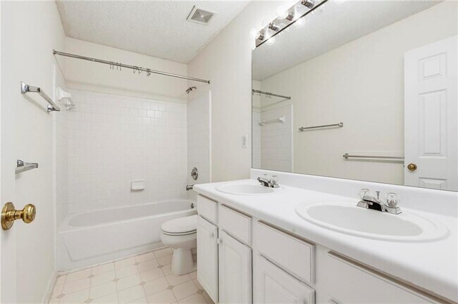 Building Photo - 490 Chippenham Ct