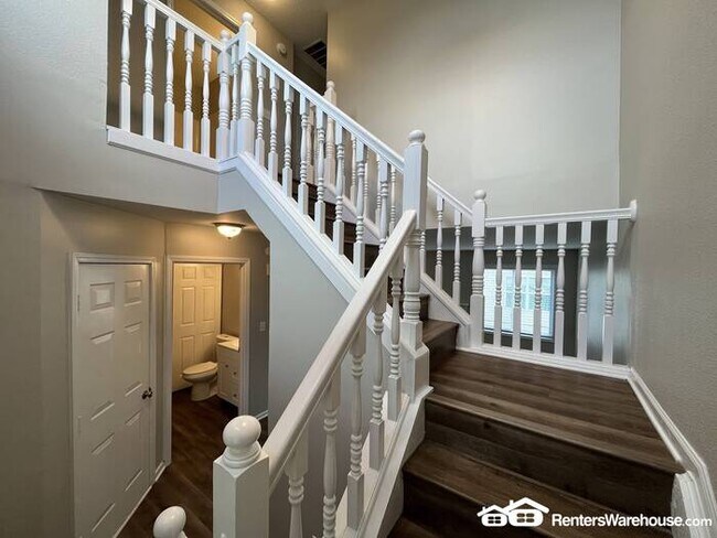 Building Photo - Fully Updated 3 Bedroom Condo in Universit...