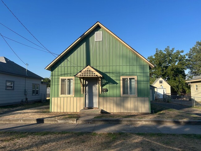 Building Photo - 3 bedroom house close to shopping.