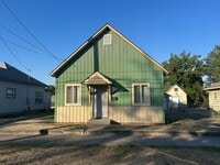 Building Photo - 3 bedroom house close to shopping.