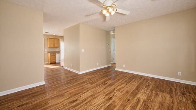 Building Photo - Special: 2BR, 1 1/2 BA condo, upstairs unit. $300 off for a lease starting 3/1/26 or sooner. (Ple...