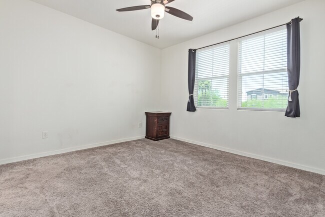 Building Photo - 2321 E Huntington Dr