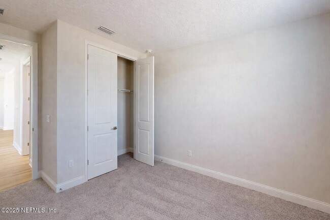 Building Photo - 19 Spinney Ln