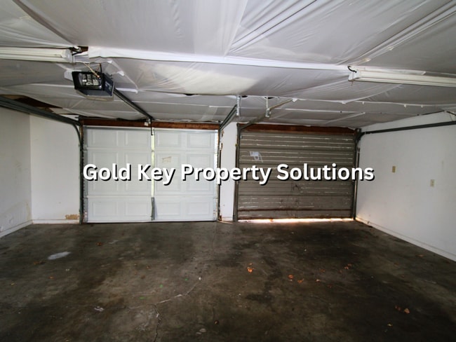 Building Photo - Huge 2 BR 1 BA with Garage and Covered Porch (NO SECTION 8)