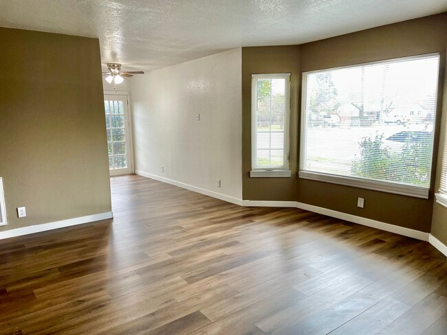 Building Photo - Spacious 2 bed 1 bath Condo with private p...