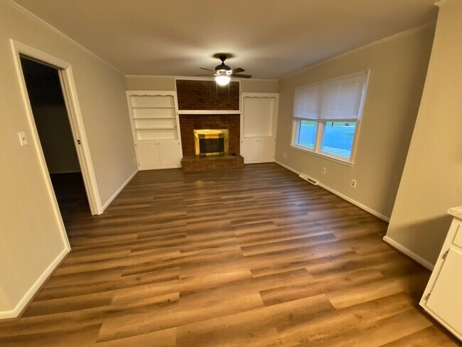 Building Photo - Coming Available July 2025 – Spacious 3BR/...
