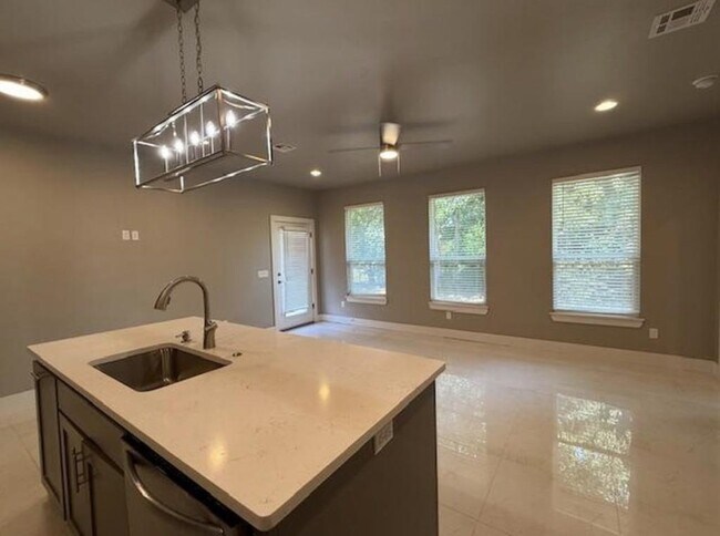 Building Photo - 604 Abadan Dr