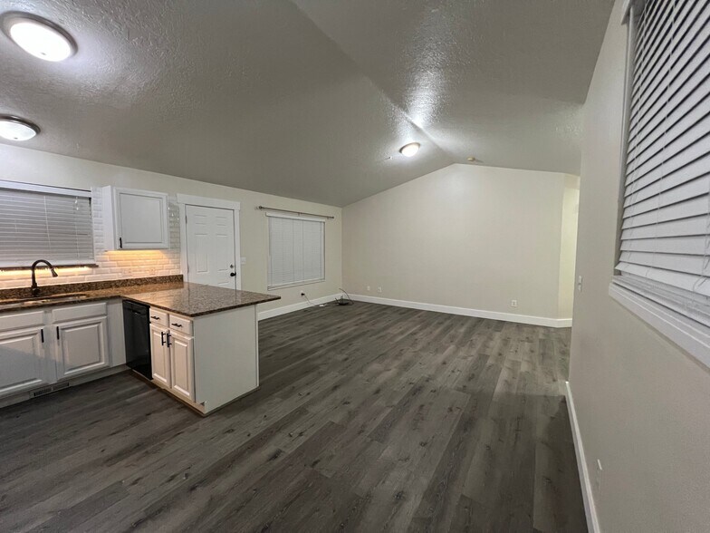 Building Photo - 3576 N Canary Way