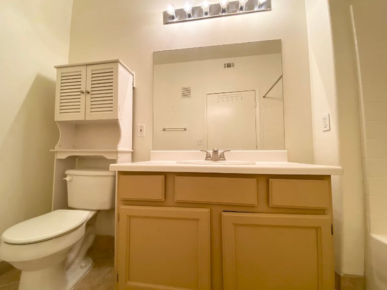 Building Photo - 3400 Cabana Dr