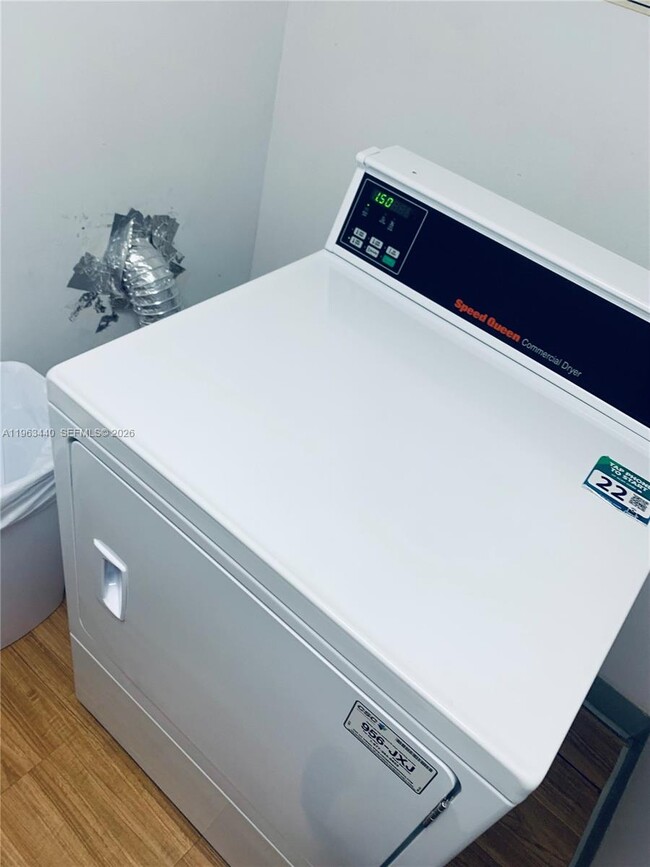 Building Photo - 801 Brickell Bay Dr