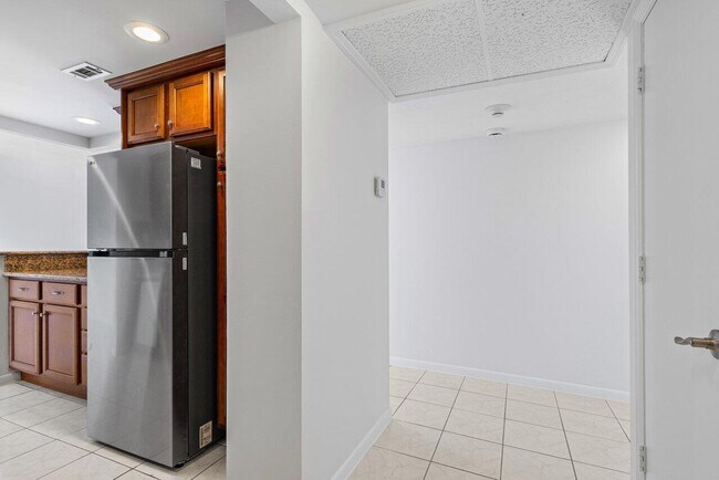 Building Photo - 951 De Soto Rd