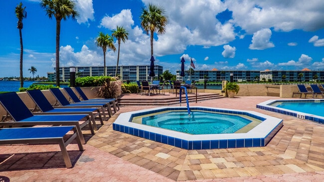 Building Photo - 123 Lakeshore Dr