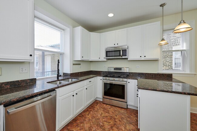 Building Photo - 7209 N Damen Ave