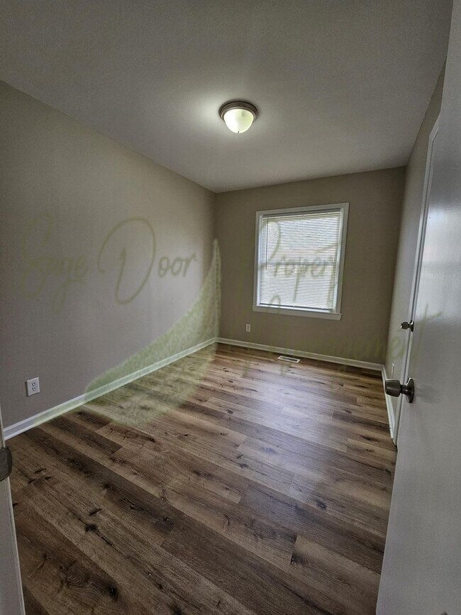 Building Photo - BEAUTIFUL FLOORING!!!