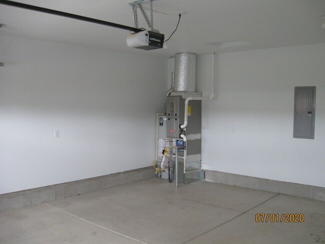 Building Photo - Must See 3 Bedroom with Fenced Yard!