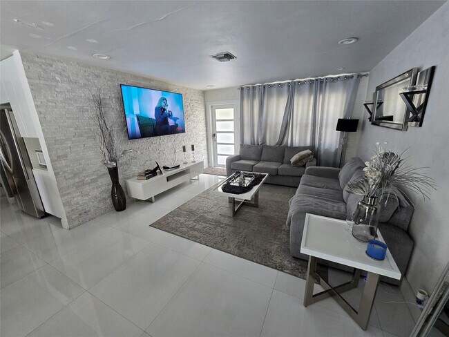 Building Photo - 2340 NE 8th Ave