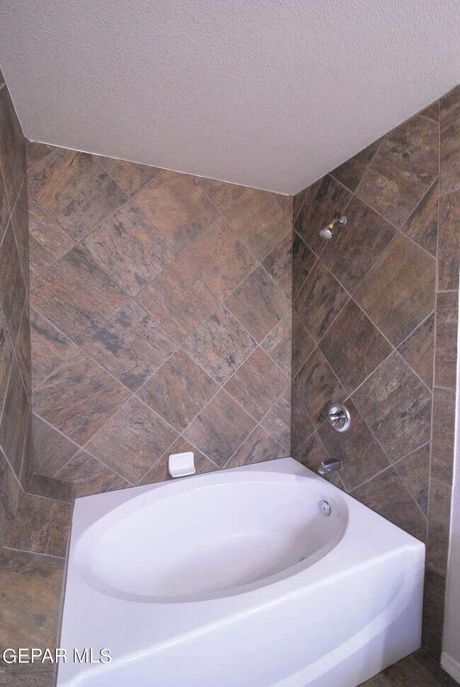 Building Photo - 610 Villas Del Valle Dr