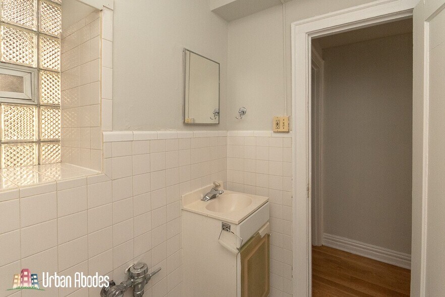 Building Photo - 533 W Roscoe St